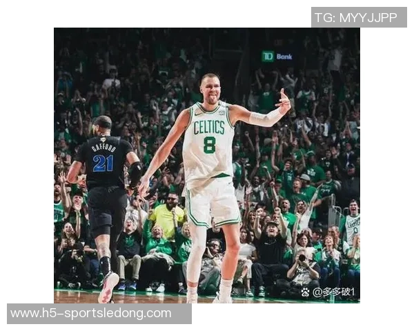 骑士双向球员汤姆林半场表现出色5投4中三分2中2贡献全队最高10分